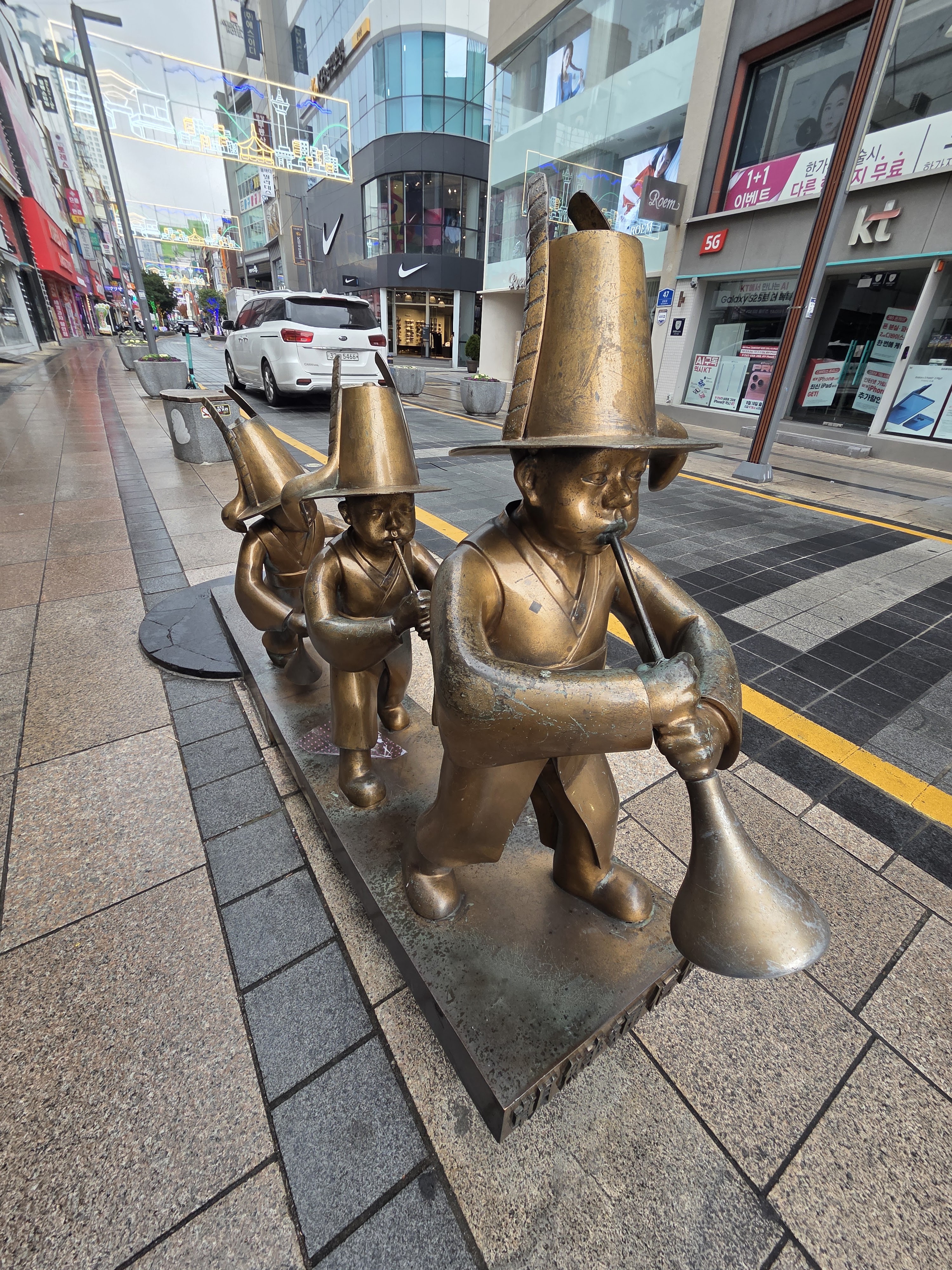 以国际市场牌楼为题材的街景，呼应市井烟火。