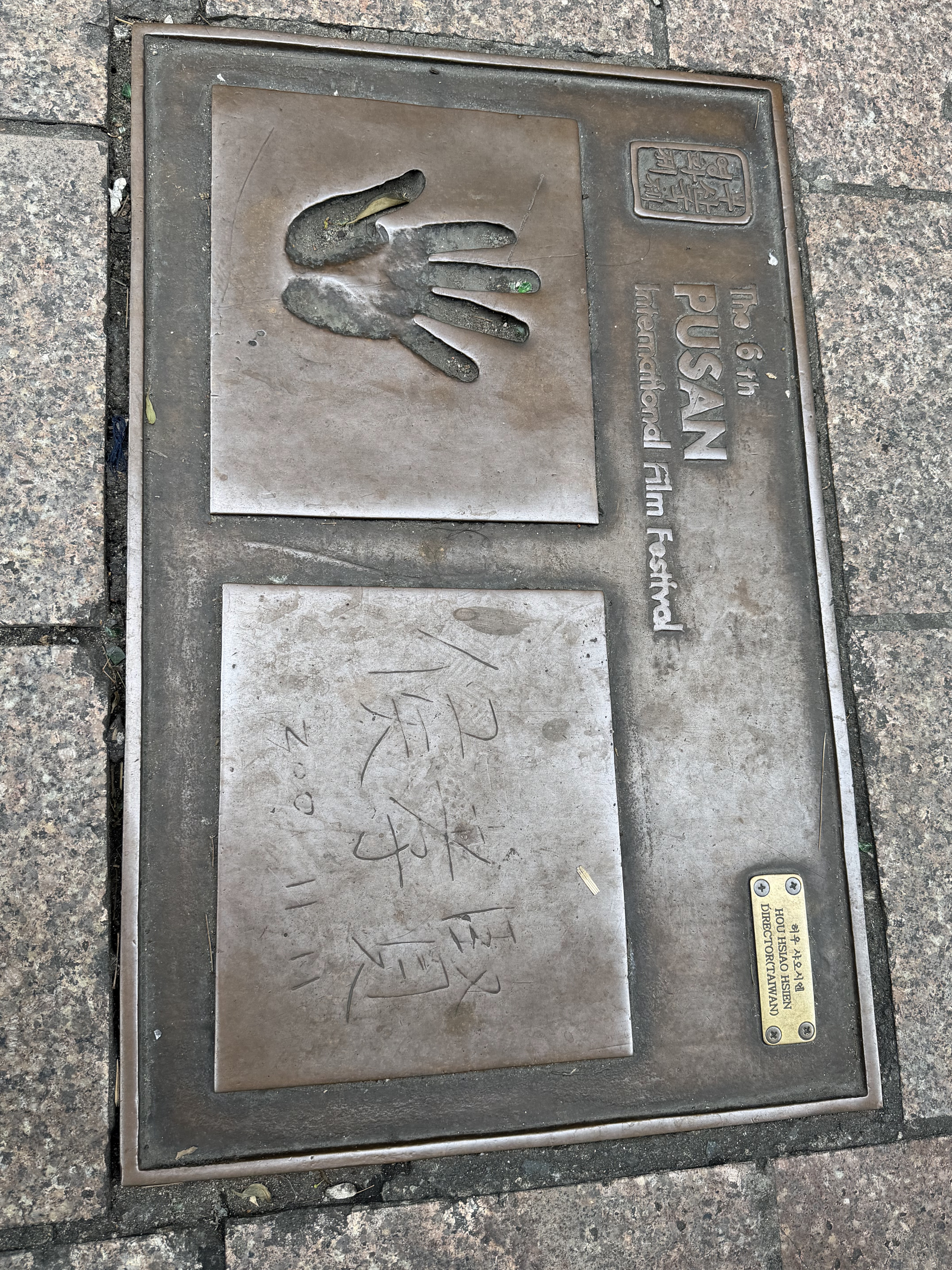 暖色调街区步道，展现公共空间被城市温柔环抱的一面。